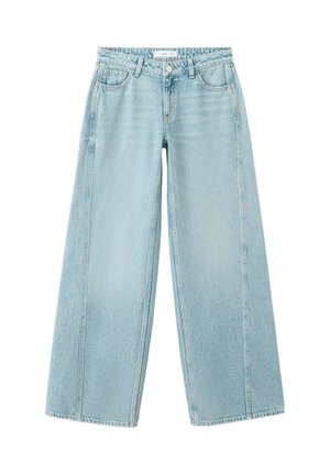Jean denim bleu clair à jambes larges avec poches avant et arrière, passants de ceinture et fermeture par bouton, présenté à plat sur fond blanc.