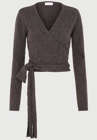 Brun omslagssweater med lange ærmer, V-hals og et bundet stofbælte i taljen, lavet af blødt strikkemateriale.