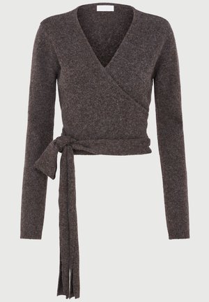 Pull en maille marron à manches longues, style enveloppant, avec un col en V et une ceinture en tissu nouée à la taille, fabriqué en matière douce.