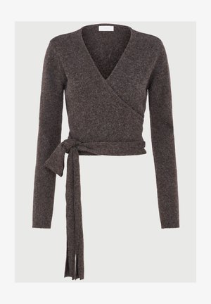 Pruun pakendilaadiga pikkade varrukatega sviiter V-kaelusega ja vööga, mis on valmistatud pehmest kudumisvastakaast. Tootesool on kaeluse kõrgusel.