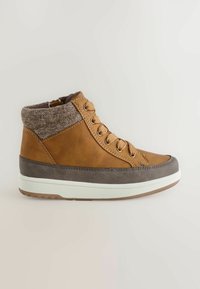 Brun hög-top sneakers med beige snörning, vadderad rutig tygkrage, gråmocka trim och vit gummisula.
