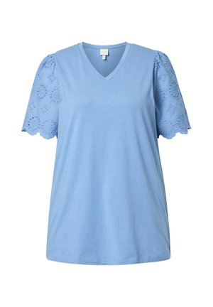 Světle modré tričko s výstřihem do V a krátkými nafukovacími rukávy s květinovou krajkou s dírkami a vroubkovanými okraji.