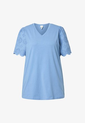 Chemise bleu clair à col en V avec manches courtes bouffantes ornées de dentelle florale à motifs ajourés et de bords festonnés.