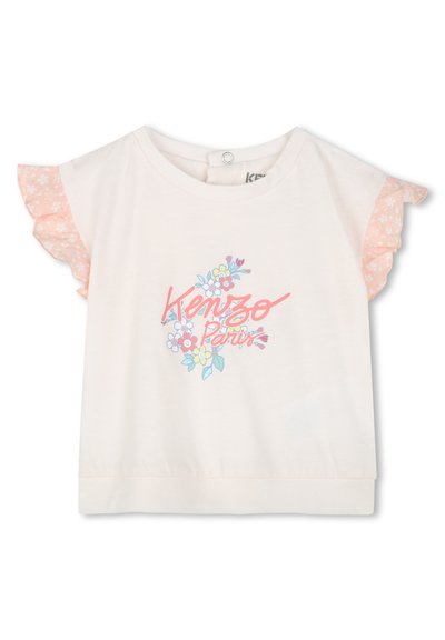 Witte T-shirt met korte mouwen, voorzien van gerimpelde roze bloemenaccenten, een ronde halslijn en een kleurrijk bloemenlogo gecentreerd op de voorkant.
