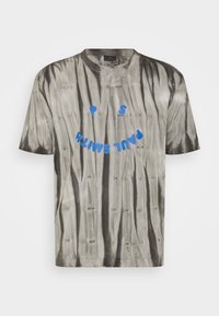 Camiseta de tie-dye en gris y negro con una gran cara sonriente azul y el texto "PAUL SMITH". Mangas cortas, cuello redondo, tela suave.