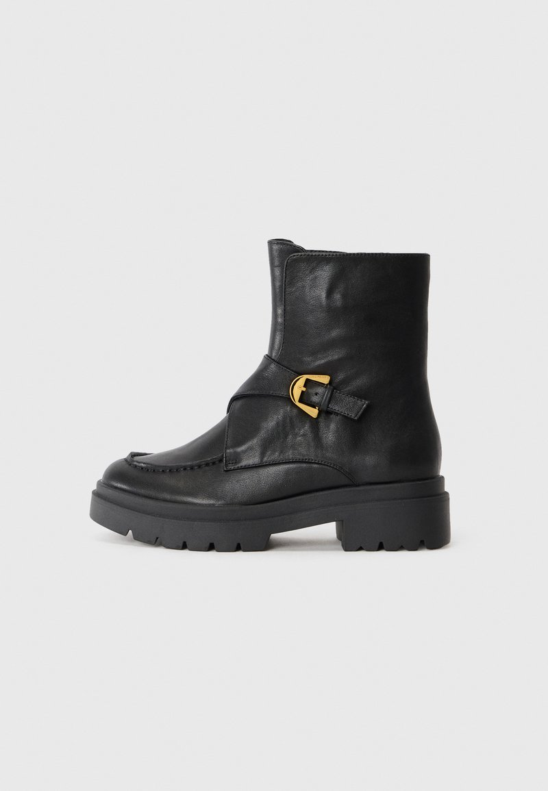 Botine negre din piele, cu vârf rotund, fermoar lateral, o curea cu detalii din cataramă aurie și o talpă din cauciuc chunky cu profil.