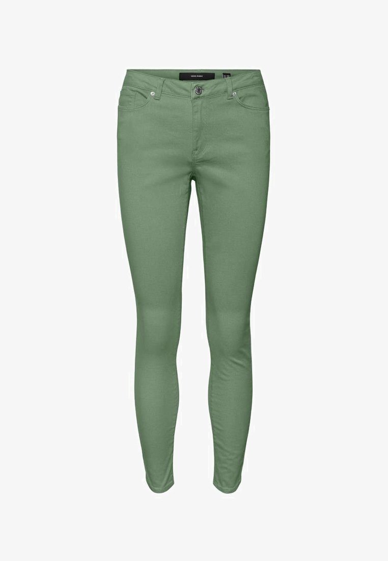 Jeans skinny verts en mélange de coton extensible, dotés d'un design classique à cinq poches et d'une braguette zippée avec fermeture par bouton.