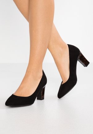 Czarne zamszowe buty na wysokim obcasie z okrągłym noskiem i słupkiem w wzór skorupy żółwia. Gładka tekstura i klasyczna sylwetka.