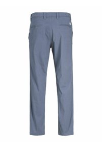 Pantalones de algodón azul claro con corte recto, que cuentan con dos bolsillos traseros y un sutil detalle de logo. Textura suave, cinturilla estándar.