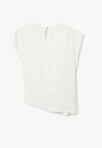 Blusa bianca a maniche corte con orlo diagonale, dotata di apertura a chiave sul retro e di un piccolo dettaglio con bottone dorato. Tessuto morbido e liscio.