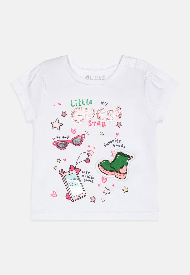 Tricou alb cu mânecă scurtă, având imprimeuri grafice colorate, text strălucitor și imagini cu ochelari de soare, un telefon și o botină verde.