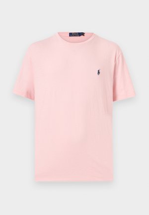 Ροζ ανοιχτόχρωμο κοντομάνικο T-shirt με στρογγυλή λαιμόκοψη και μικρή κεντητή σκουρομπλε λογότυπο στο αριστερό στήθος.