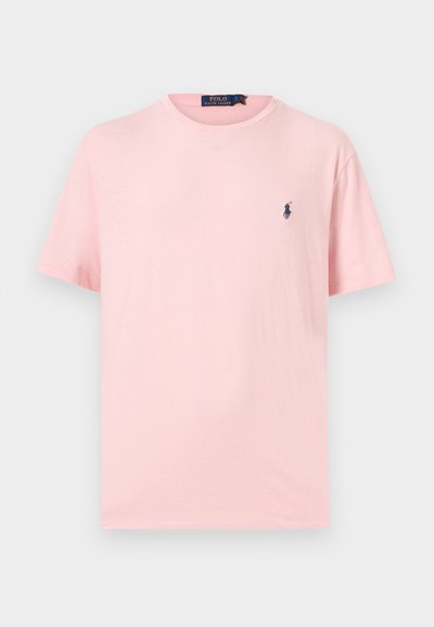 Ροζ ανοιχτόχρωμο κοντομάνικο T-shirt με στρογγυλή λαιμόκοψη και μικρή κεντητή σκουρομπλε λογότυπο στο αριστερό στήθος.