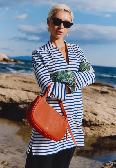 Polo Ralph Lauren POLO PLAY LEATHER SHOULDER BAG - Sac à main - sunset orange