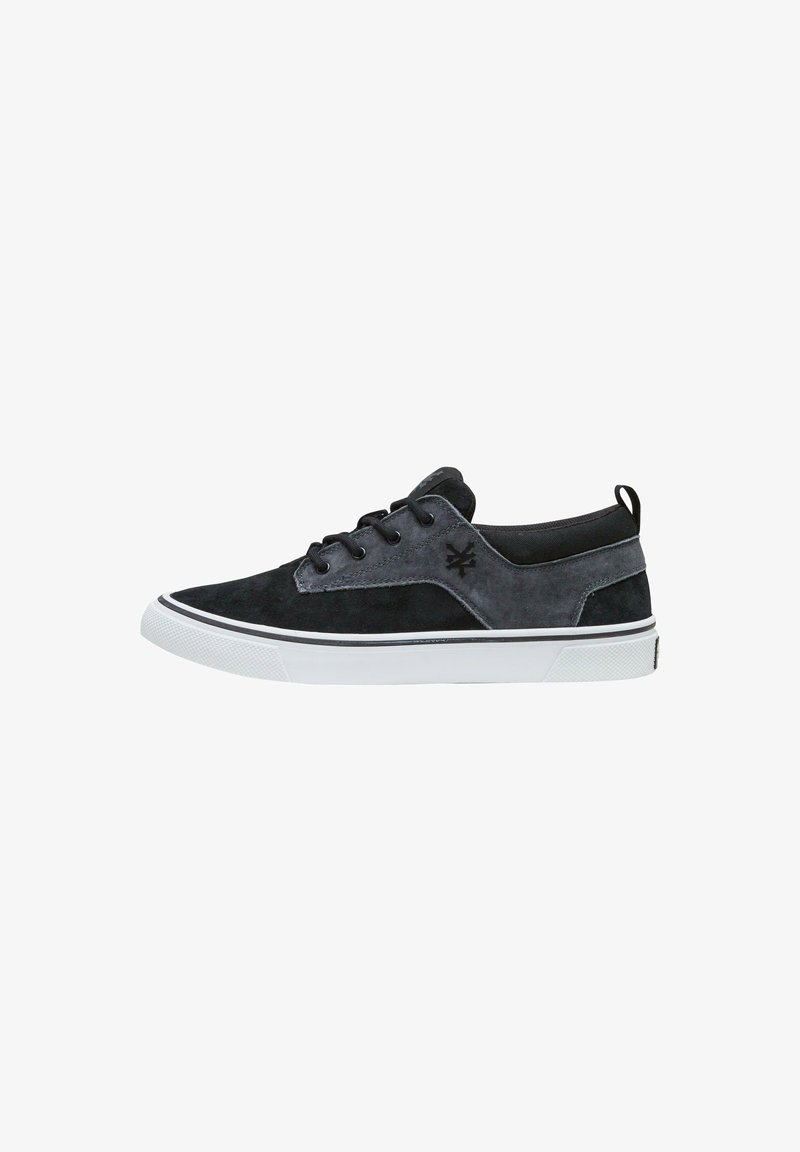 Adidași din suede negru și gri, cu un design low-top, șireturi rotunde, talpă din cauciuc alb și accente contrastante pe panourile laterale.