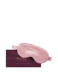 Roze zijden slaapmasker rustend op een donkerpaarse doos met gouden tekst "lesilque pure moments luxury silk sleep mask."