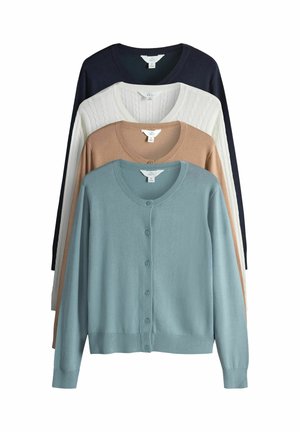 Quatre cardigans de couleurs variées : bleu marine foncé, blanc avec un tricot en câble, beige et bleu clair ; tous présentent des encolures rondes et des fermetures à boutons.