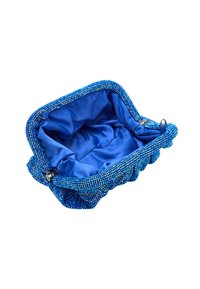Borsa in tessuto blu con esterno decorato di perline, bordi arricciati e rivestimento interno blu liscio, dotata di chiusura a zip e un piccolo anello in metallo.