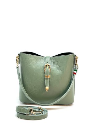 Groene leren handtas met gouden gespsluiting, afneembare schouderband en een Italiaanse vlag bedeltje aan de zijkant.