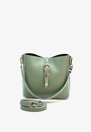 Groene leren handtas met gouden gespsluiting, afneembare schouderband en een Italiaanse vlag bedeltje aan de zijkant.