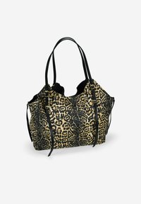 Bolso de mano con estampado de leopardo y detalles en negro, correas de cuero y una tela suave y texturizada. Diseño espacioso con dos asas más largas.