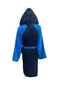 Accappatoio con cappuccio, maniche blu e corpo blu scuro, realizzato in materiale simile a un asciugamano. Presenta una cintura a cravatta e un dettaglio con logo sulla manica.