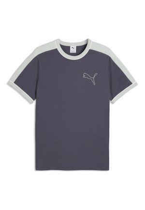 Σκούρο γκρι T-shirt με κοντά μανίκια και ανοιχτό γκρι περιθώρια στους ώμους και στα μανίκια, με μικρό λογότυπο Puma στο αριστερό στήθος.