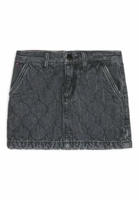 Falda mini de mezclilla en gris oscuro con un patrón acolchado, que cuenta con un cierre de botón, cuatro bolsillos y costuras en contraste en el dobladillo.