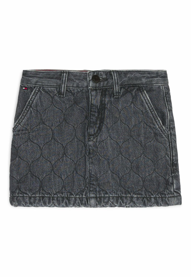 Falda mini de mezclilla en gris oscuro con un patrón acolchado, que cuenta con un cierre de botón, cuatro bolsillos y costuras en contraste en el dobladillo.