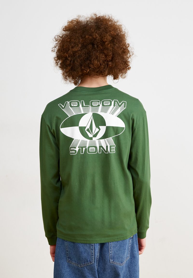 Grønn langermet t-skjorte med en stor hvit grafisk design på baksiden med teksten "VOLCOM" og "STONE". Laget av bomull, avslappet passform.