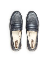 Scarpe slip-on in pelle perforata di colore blu navy con una fascia in pelle liscia sulla parte superiore e suola in gomma bianca a contrasto.