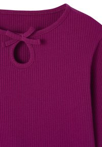 Lila geripptes Oberteil mit Rundhalsausschnitt, das ein kleines Schlüssel-Detail und eine Schleifen-Akzent an der Vorderseite aufweist. Weicher Stoff und figurbetonter Schnitt.