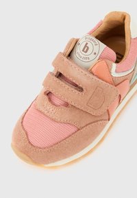 Baskets pour tout-petit rose et pêche en suède et mesh, avec deux bandes velcro et le logo « bisgaard since 2005 » sur la languette.