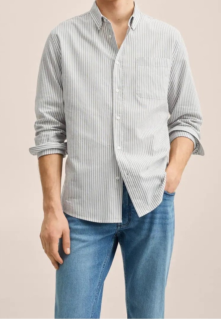Heren overhemd met lange mouwen in lichtgrijs met witte verticale strepen. Heeft een button-down kraag en een enkele borstzak. Denim jeans.