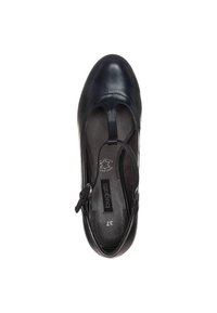 Marinhäftade läderskor i marinblått med rund tå, en enkel rem och spänne; slät textur med en lätt glans. Inuti finns logotyp och storlek.