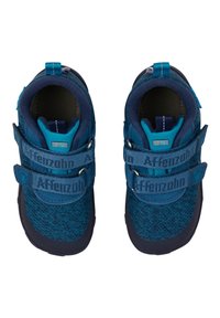 Sneaker blu con parte superiore in rete testurizzata, due cinturini in Velcro regolabili e suola in gomma con supporto aggiuntivo per il tallone.
