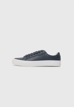 Marina lädersneakers med en slät textur, rund tå, vit gummisåle och sex snörhål. Minimal märkning på sidan.