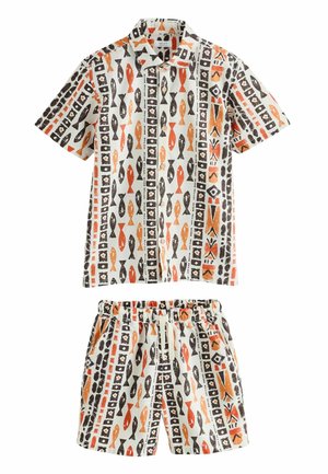 Kortærmet skjorte med knapper og shorts med orange, brune og sorte fisk og geometriske mønstre på en hvid baggrund.