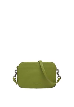 Sac bandoulière rectangulaire en cuir vert olive avec sangle réglable et ferrures argentées, logo de la marque embossé au centre devant.