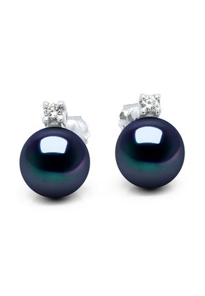 Boucles d'oreilles clous en argent avec de petits diamants ronds au-dessus de grandes perles noires, présentées sur un fond blanc.