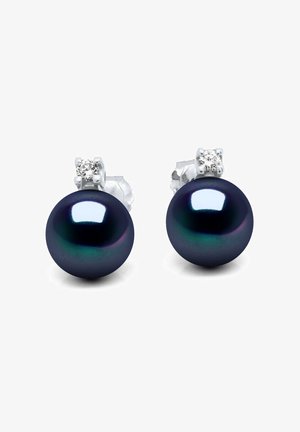 Boucles d'oreilles clous en argent avec de petits diamants ronds au-dessus de grandes perles noires, présentées sur un fond blanc.