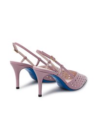 Decollete rosa in pelle con design a taglio, punta affilata e suole blu. Presentano cinturini sottili e un tacco snello.