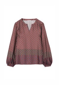 Rood en blauw geblokte blouse met een V-hals, lange poffende mouwen en een textueel ontwerp van afwisselende vormen.