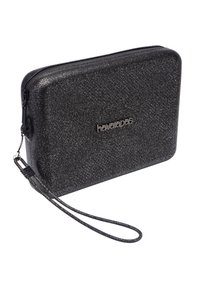 Must mustaga, millel on tekstuuriga, läikiv viimistlus ja randme rihm. Esiküljel on hõbedane logo detail.