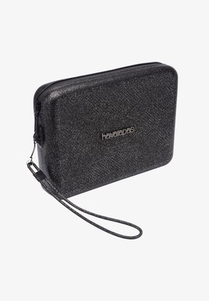 Pochette nera con zip, finitura trama glitterata e manico da polso. Presenta un logo argentato dettagliato sul fronte.