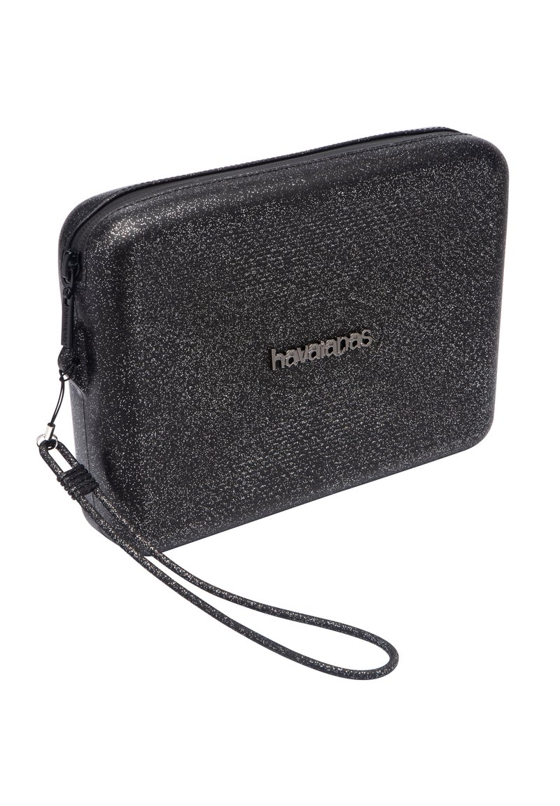 Must mustaga, millel on tekstuuriga, läikiv viimistlus ja randme rihm. Esiküljel on hõbedane logo detail.