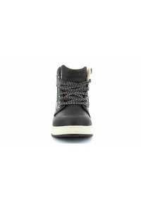 Schwarzer High-Top-Stiefel mit oberem Teil aus strukturiertem Leder, kontrastierender weißer Sohle und gemusterten schwarz-weißen Schnürsenkeln. Mit Branding auf der Zunge.