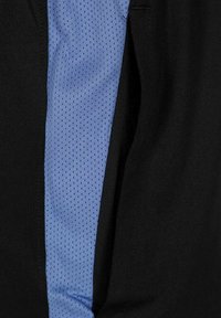 Pantalones cortos deportivos negros con un panel de malla azul claro en el costado, con una textura suave y un patrón de perforaciones distintivo.