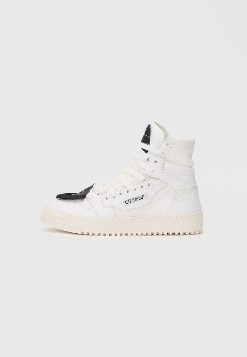 Biele tenisky s vysokým obvodom vyrobené z textilu s čiernymi akcentmi, okrúhla špička, hrubá podrážka, ploché šnúrky a detail značky na boku.