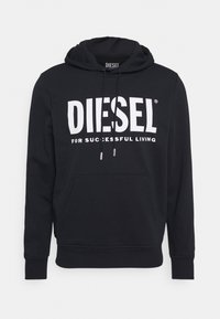 Svart hoodie i bomullsblandat tyg. Har en stor vit tryckt logo "DIESEL" och slogan, framfickficka och dragsko utanpå.